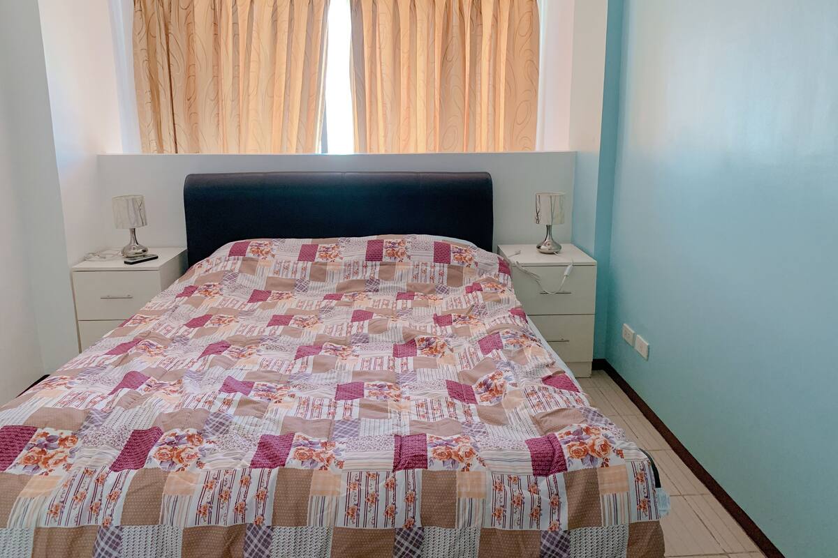 Signature Loft, 1 Bedroom, City View | Desk, WiFi (free), bed sheets