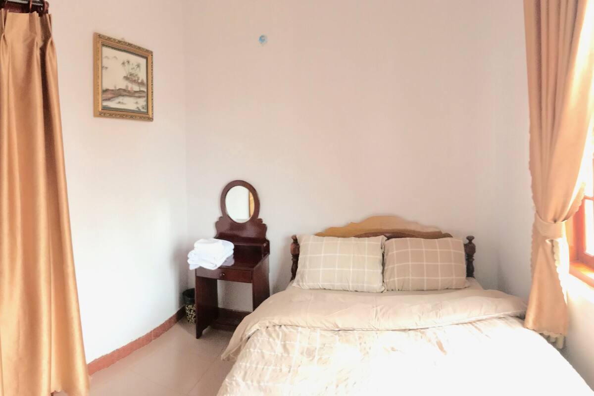 Desk, iron/ironing board, free WiFi, bed sheets