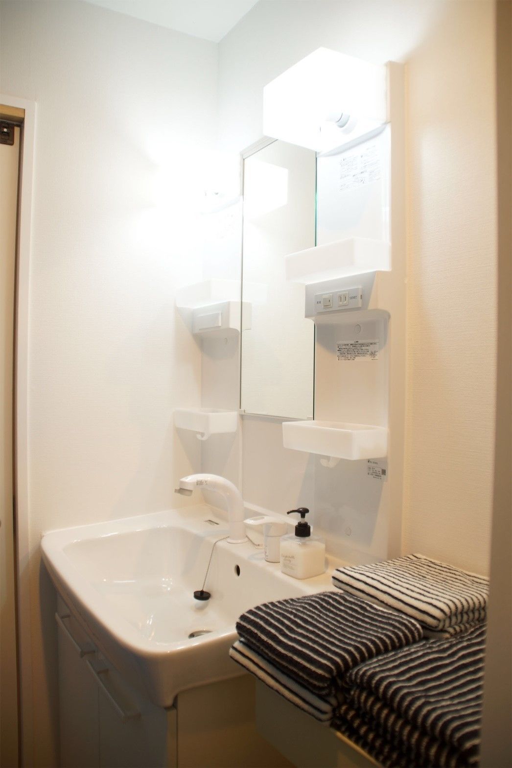 deluxe apartment, non smoking | bathroom sink