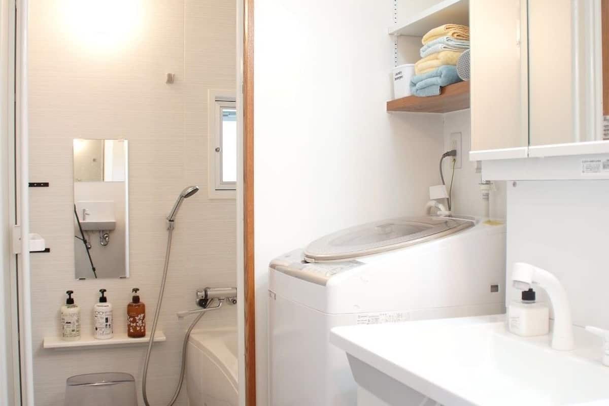 twin + 1 bed room apartment, non smoking, kitchenette | bathroom | combined shower/bathtub, free toiletries, hair dryer, towels