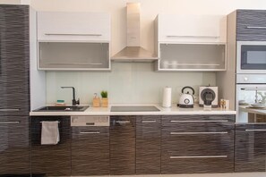 Fridge, microwave, oven, stovetop - NEW Romantic Design Flat in Centre (Prague)