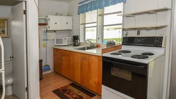 Réfrigérateur, micro-ondes, plaque de cuisson, grille-pain