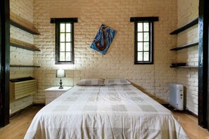 4 quartos, ferros/tábuas de passar roupa, acesso à internet