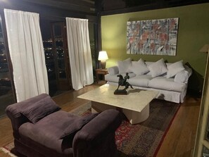 TV, DVD player, videoteca, aparelho de som