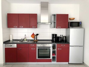 KĂŒhlschrank, Mikrowelle, Ofen, GeschirrspĂŒler