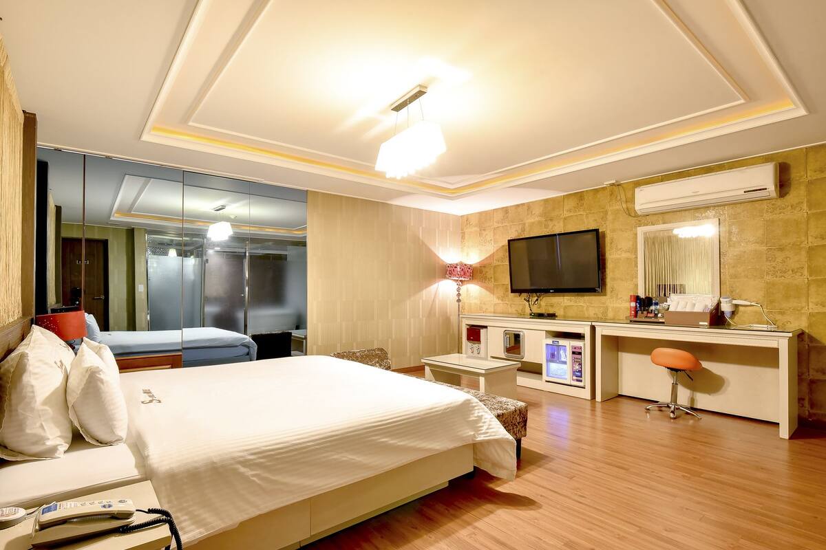 Deluxe Room | Laptop workspace, WiFi (free)
