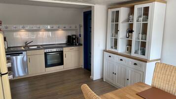 Kühlschrank, Mikrowelle, Ofen, Geschirrspüler