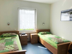 2 多间卧室、客房内保险箱、旅行婴儿床、WiFi