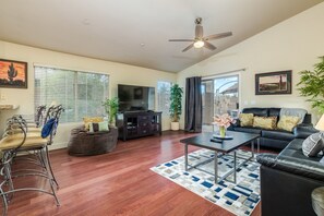 Een smart-tv, een open haard en een kantoor