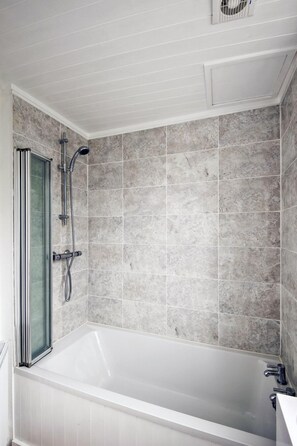 Basic House, 2 Bedrooms, Kitchen, River View | Bathroom | Combined shower/tub, hair dryer, towels - STABLE HOUSE - Near Windsor Castle (Windsor)