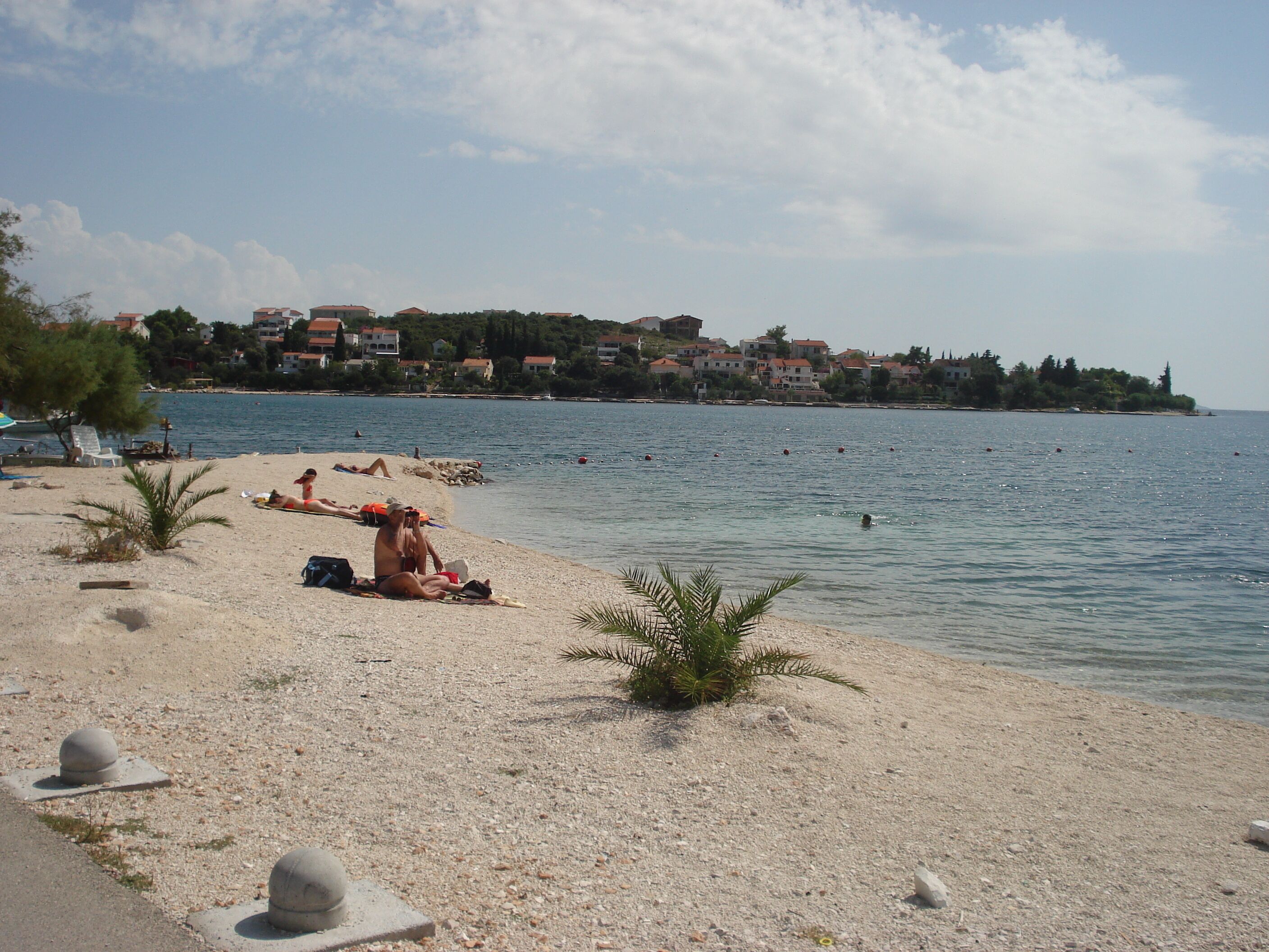 Beach nearby, sun loungers, beach towels
