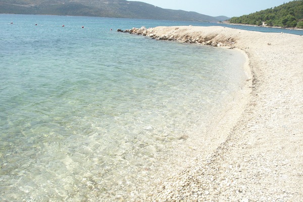 Ubicación cercana a la playa, tumbonas y toallas de playa