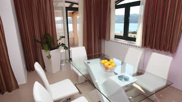 Departamento Deluxe, 2 habitaciones, vista al mar | Cocina privada | Refrigerador con congelador, horno, parrilla de estufa y lavavajillas