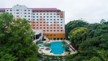 Piscine extérieure, parasols de plage, chaises longues