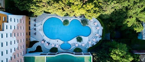 Piscine extérieure, parasols de plage, chaises longues