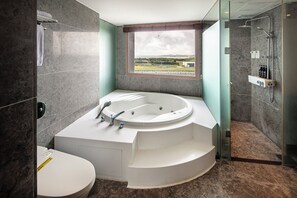 Habitación Premier, 1 cama King size, hidromasaje, vista a la ciudad | Baño | Regadera, secadora de cabello, pantuflas, bidet 