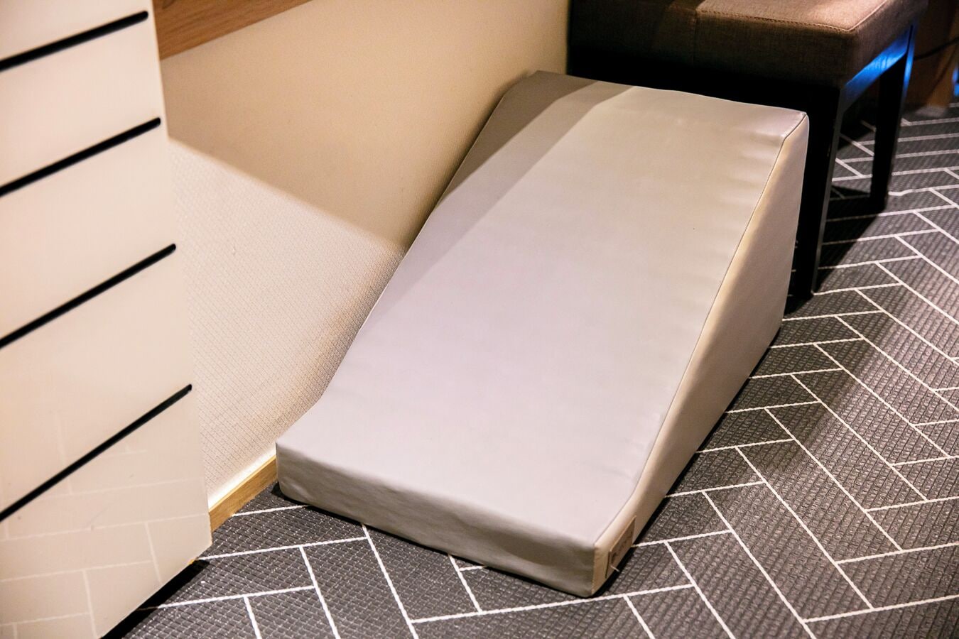 1 bedroom, desk, blackout curtains, soundproofing