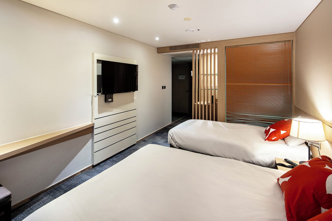 1 bedroom, desk, blackout curtains, soundproofing