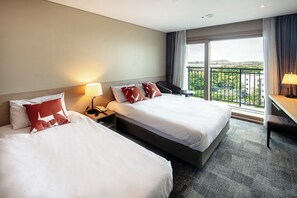 Kamar Twin Deluks, Beberapa Tempat Tidur, pemandangan samudra | Meja kerja, tirai kedap cahaya, kedap suara, dan Wi-Fi gratis