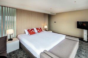 Premier Room, 1 King Bed, Jetted Tub, City View | Desk, blackout drapes, soundproofing, free WiFi