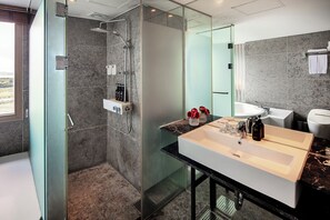 Kamar Premier, 1 Tempat Tidur King, jet tub, pemandangan kota | Kamar mandi | Shower, pengering rambut, sandal, dan kloset