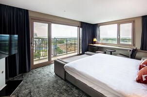 Escritorio, cortinas blackout, sistema de insonorización y wifi gratis 