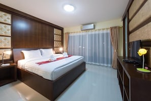 Minibar, desk, blackout curtains, rollaway beds - Bees Smile Hotel (Chiang Rai)