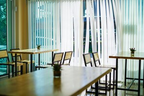Breakfast area - Bees Smile Hotel (Chiang Rai)