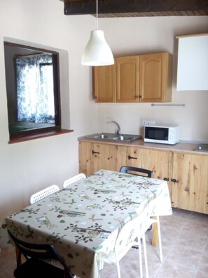 Family House, Multiple Beds, Non Smoking, Garden View | Private kitchen | Microwave, stovetop, coffee/tea maker, cookware/dishes/utensils - Camping La Pedrera (Bigastro)