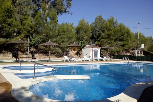 Piscina externa, guarda-sóis, espreguiçadeiras