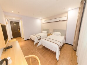 Quarto duplo empresarial | Cortinas blackout, Wi-Fi de cortesia, roupa de cama
