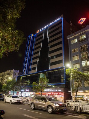 施設の正面 (日没後)