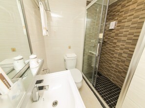 Shower, free toiletries, hair dryer, slippers - J Tour Inn (Dongguan)