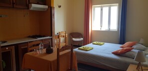 Habitación cuádruple familiar, vistas al mar (TARRAFAL) | Cocina privada | Nevera en la zona común