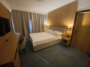 Superior Double Room, 1 Queen Bed, Non Smoking | 2 bedrooms, desk, free WiFi, bed sheets