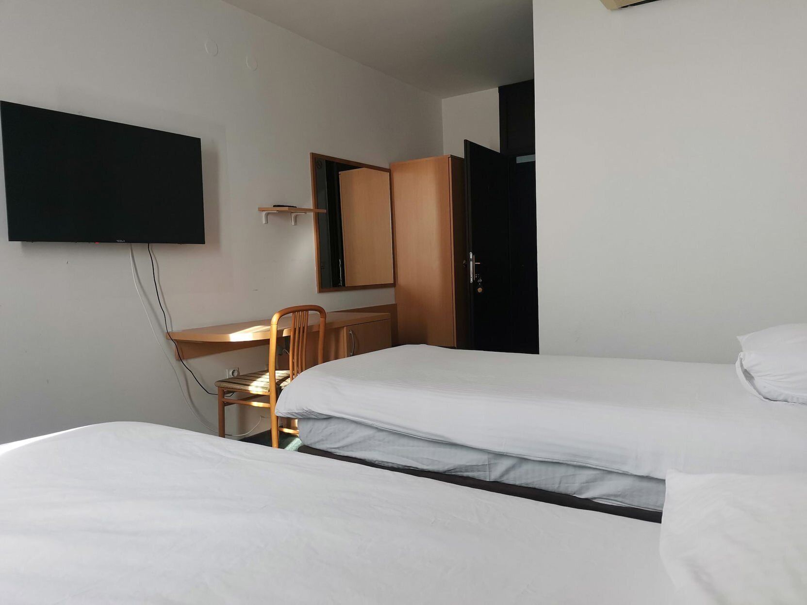 2 bedrooms, desk, free WiFi, bed sheets