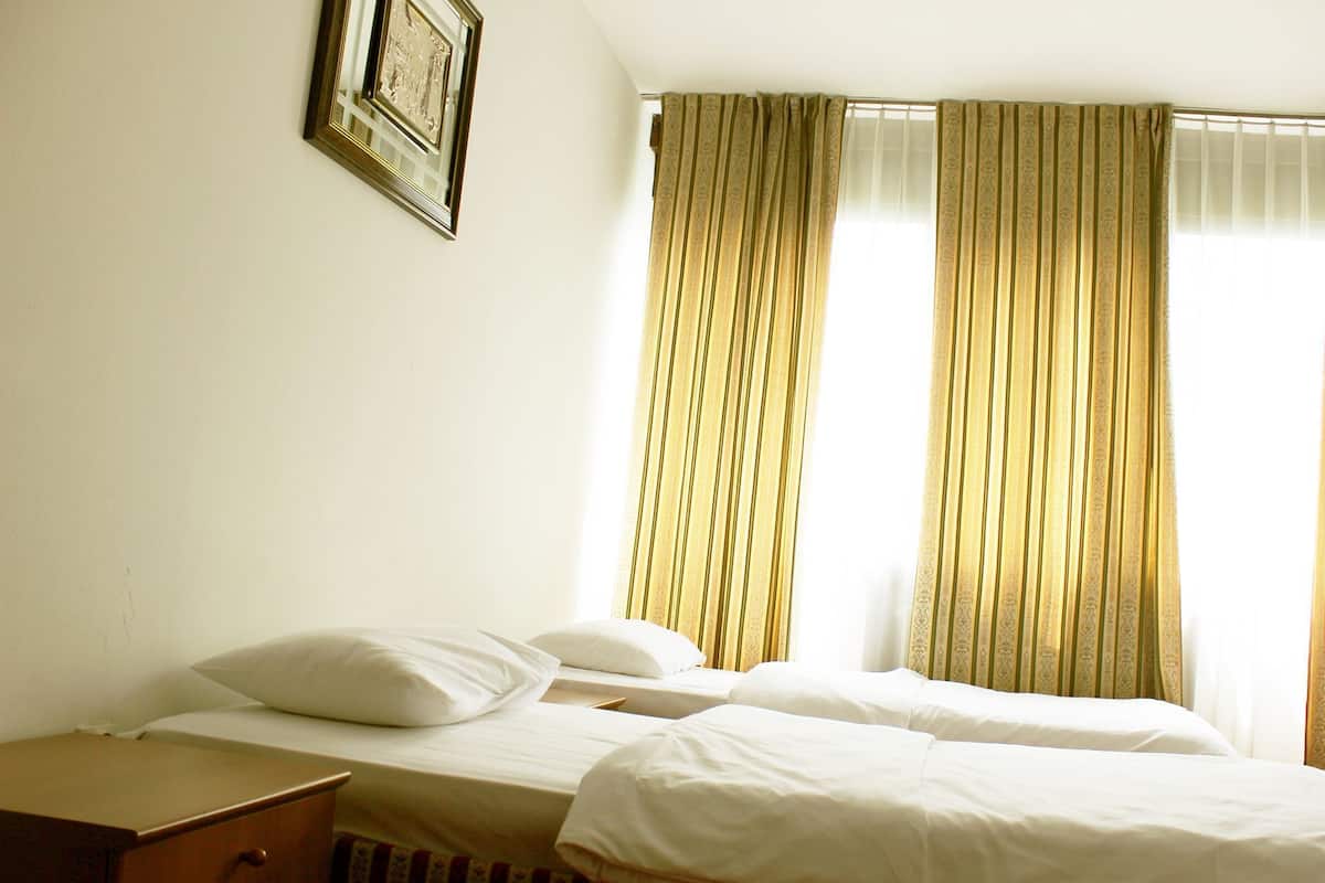 2 عدّة غرف نوم ومكتب وواي فاي مجانًا وملاءات أسرّة