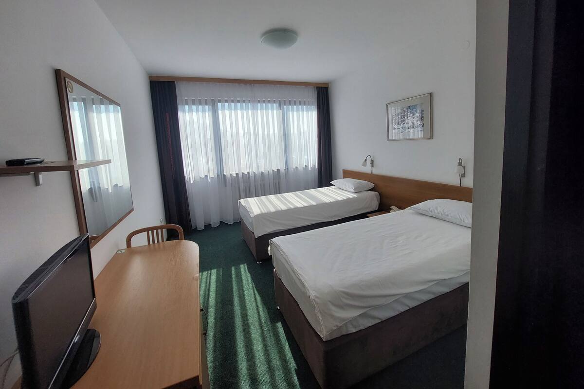 Standard-Doppel- oder -Zweibettzimmer, Nichtraucher, Stadtblick | 2 Schlafzimmer, Schreibtisch, kostenloses WLAN, Bettwäsche