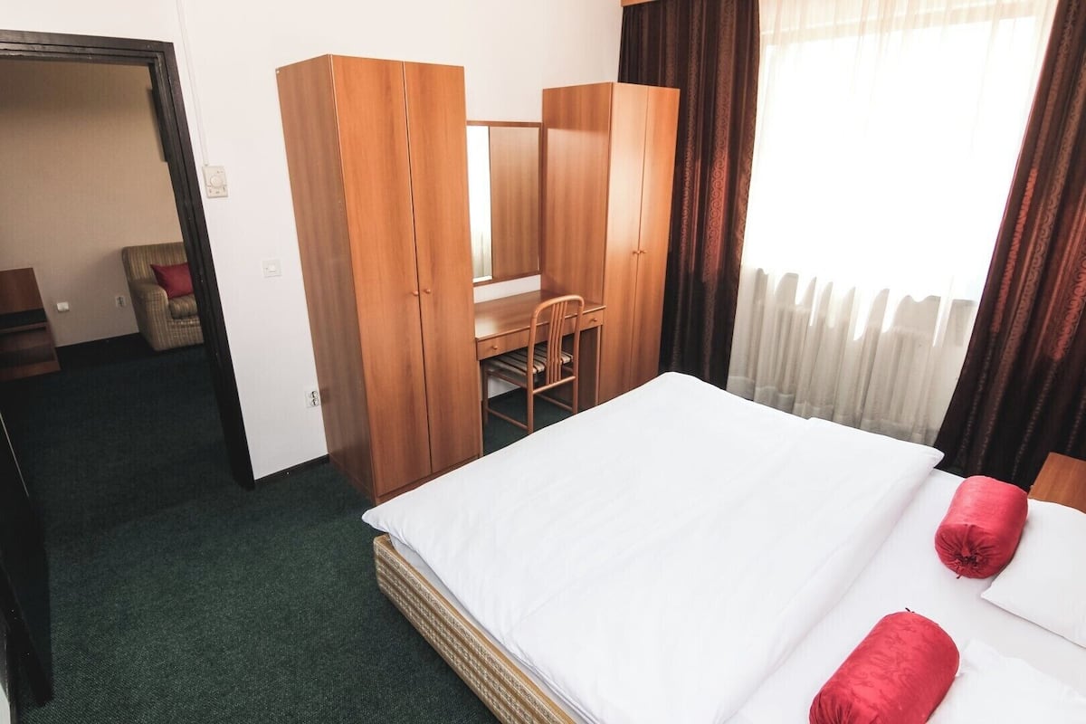 2 bedrooms, desk, free WiFi, bed sheets