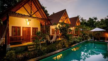 Vista frontal de la propiedad por la tarde o noche