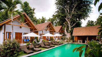 Alberca al aire libre y camastros