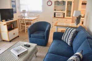 Flat-screen TV, DVD player, books, stereo - Work-Play Remotely at the Beach. Free wi-fi, Great Location! (Pompano Beach)