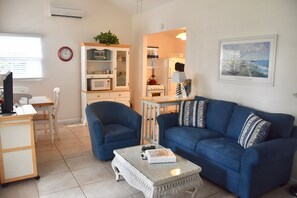 Flat-screen TV, DVD player, books, stereo - Work-Play Remotely at the Beach. Free wi-fi, Great Location! (Pompano Beach)