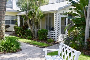 Terrace/patio - Work-Play Remotely at the Beach. Free wi-fi, Great Location! (Pompano Beach)