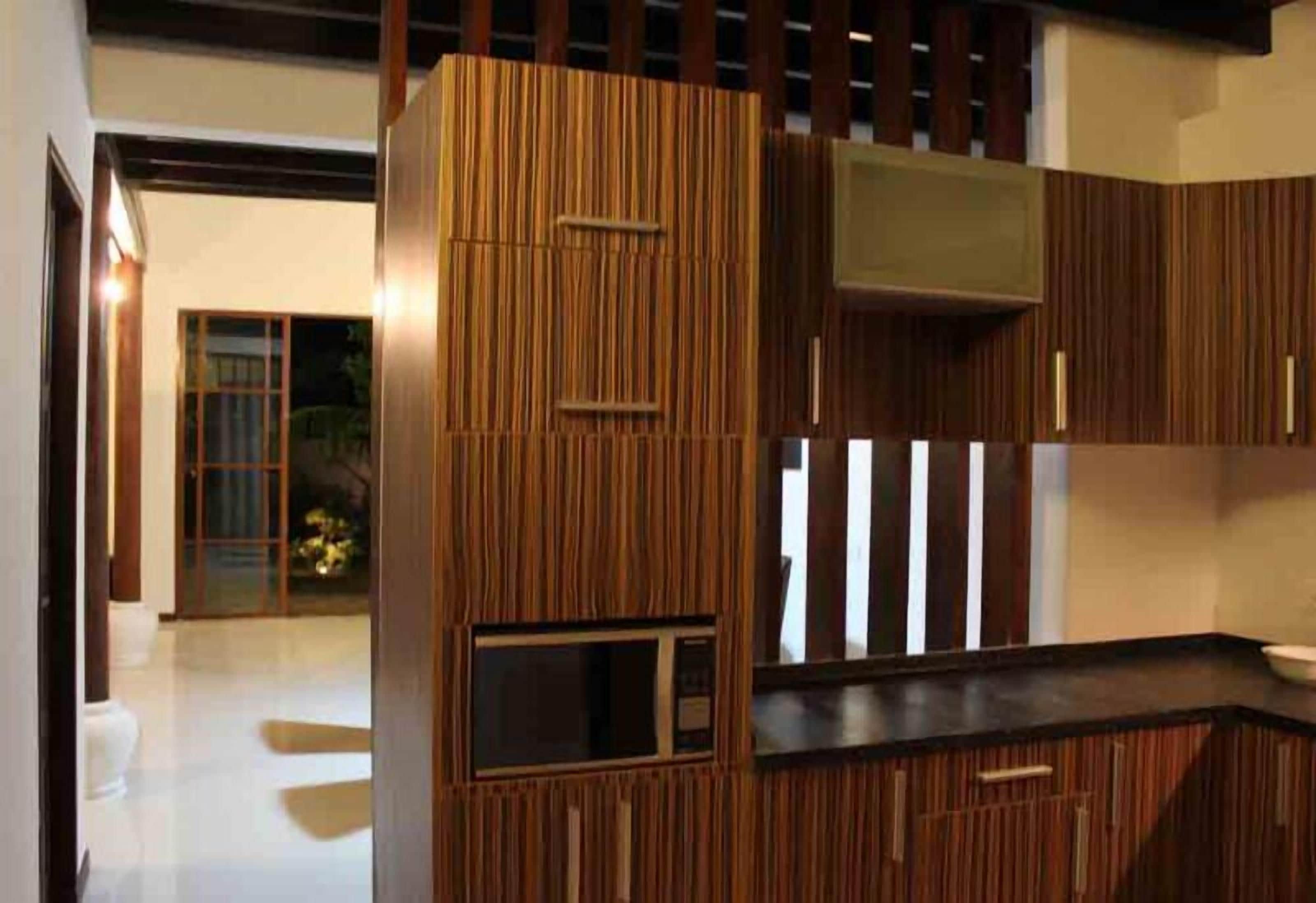 Una cocina moderna con armarios de madera y encimera negra.