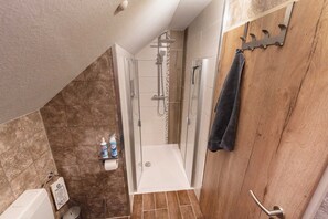 Douche, séchoir à cheveux, serviettes fournies, savon