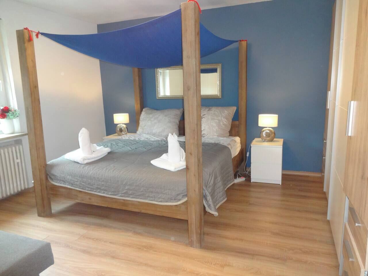 Das Himmelbett im großen Schlafzimmer! Die gesamte Wohnung wurde gegen das Corona-Virus sterilisiert. 180x200