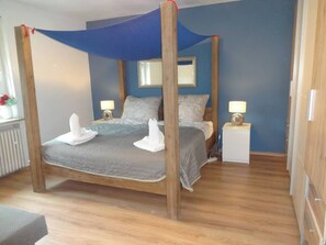 2 slaapkamers, een strijkplank/strijkijzer, reisbedje, wifi