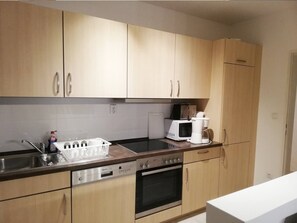 KĂŒhlschrank, Mikrowelle, Ofen, Herdplatte
