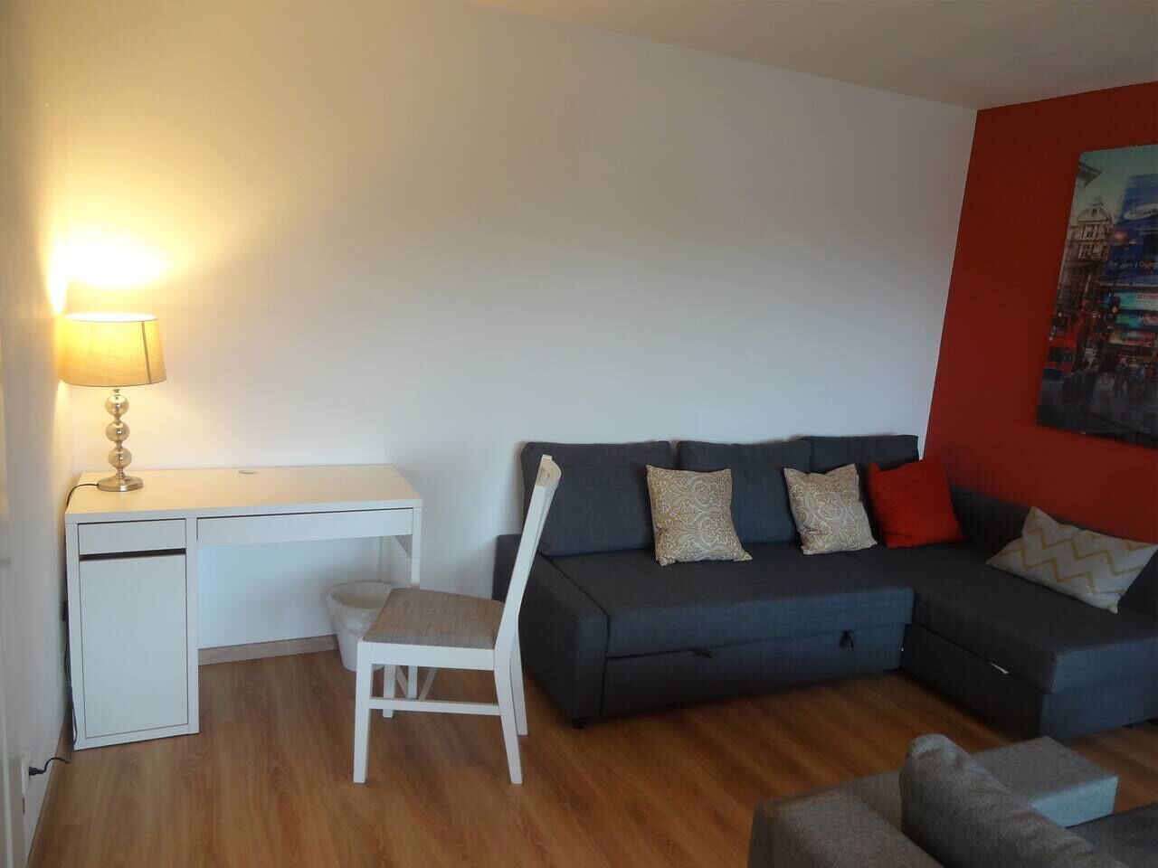Der Tisch im Wohnzimmer. Das Sofa kann man auch als Bett verwenden!